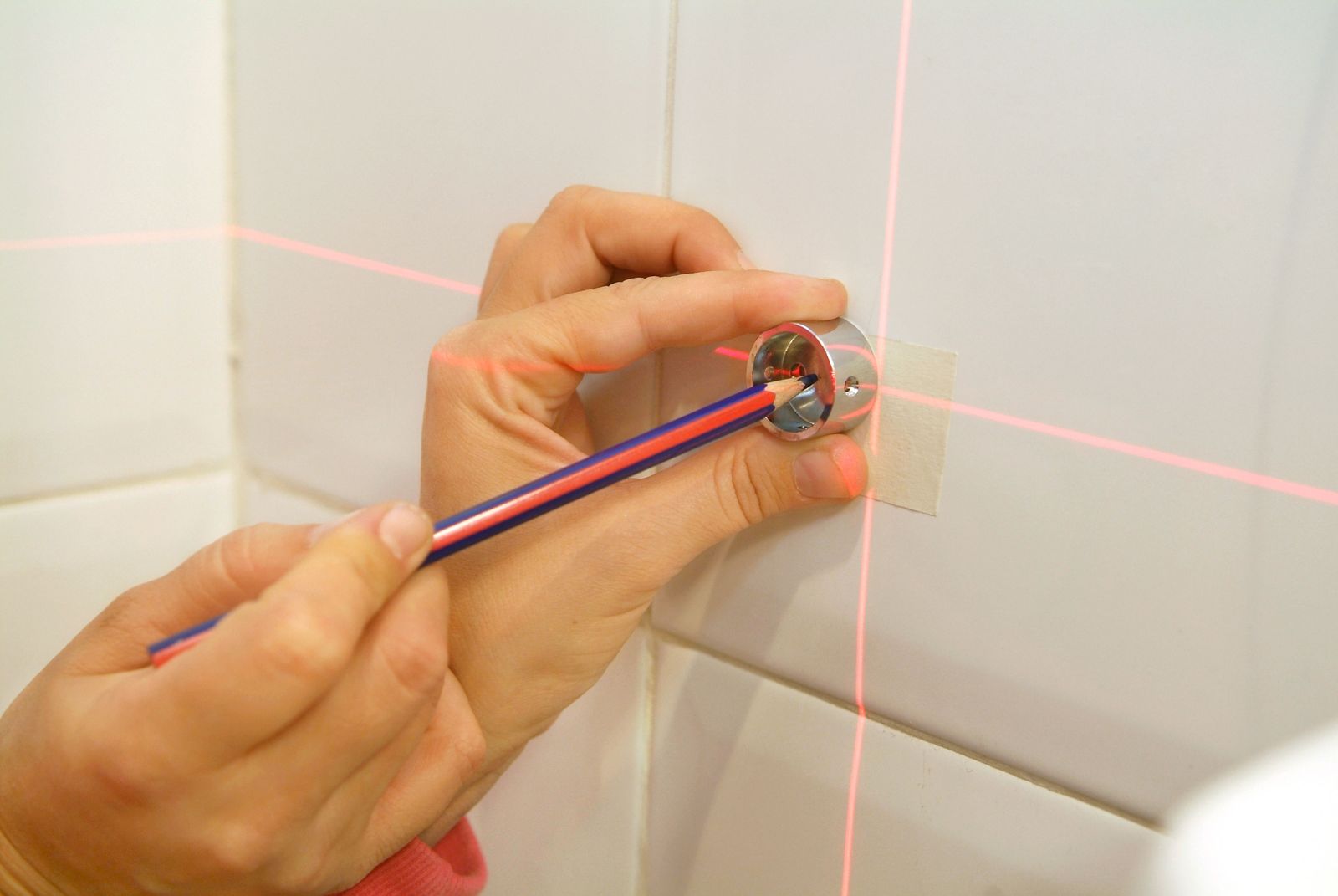 Colocación de accesorios en el baño paso 2
