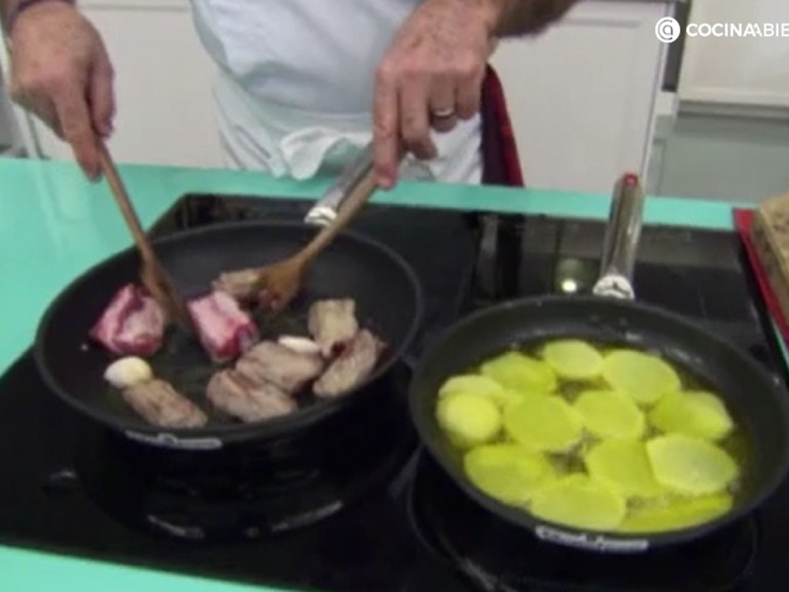 Dorar las carnes le aportará un extra de sabor al arroz al horno