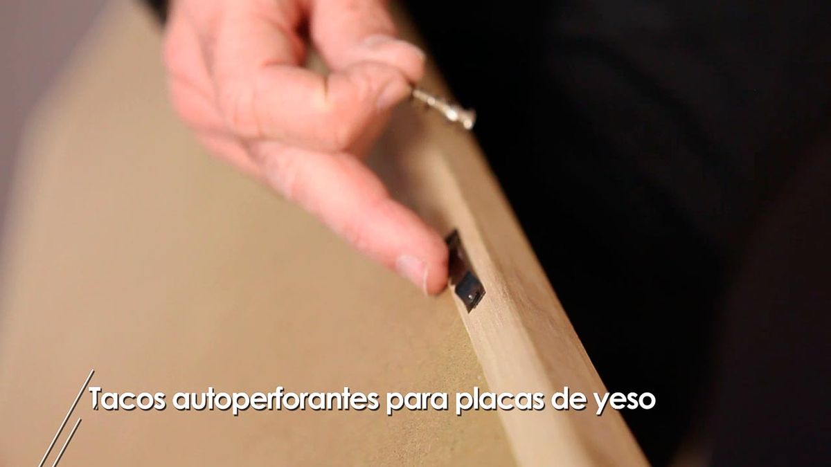 Como colgar un cuadro en una pared de yeso laminado con tacos autoperforantes paso 4