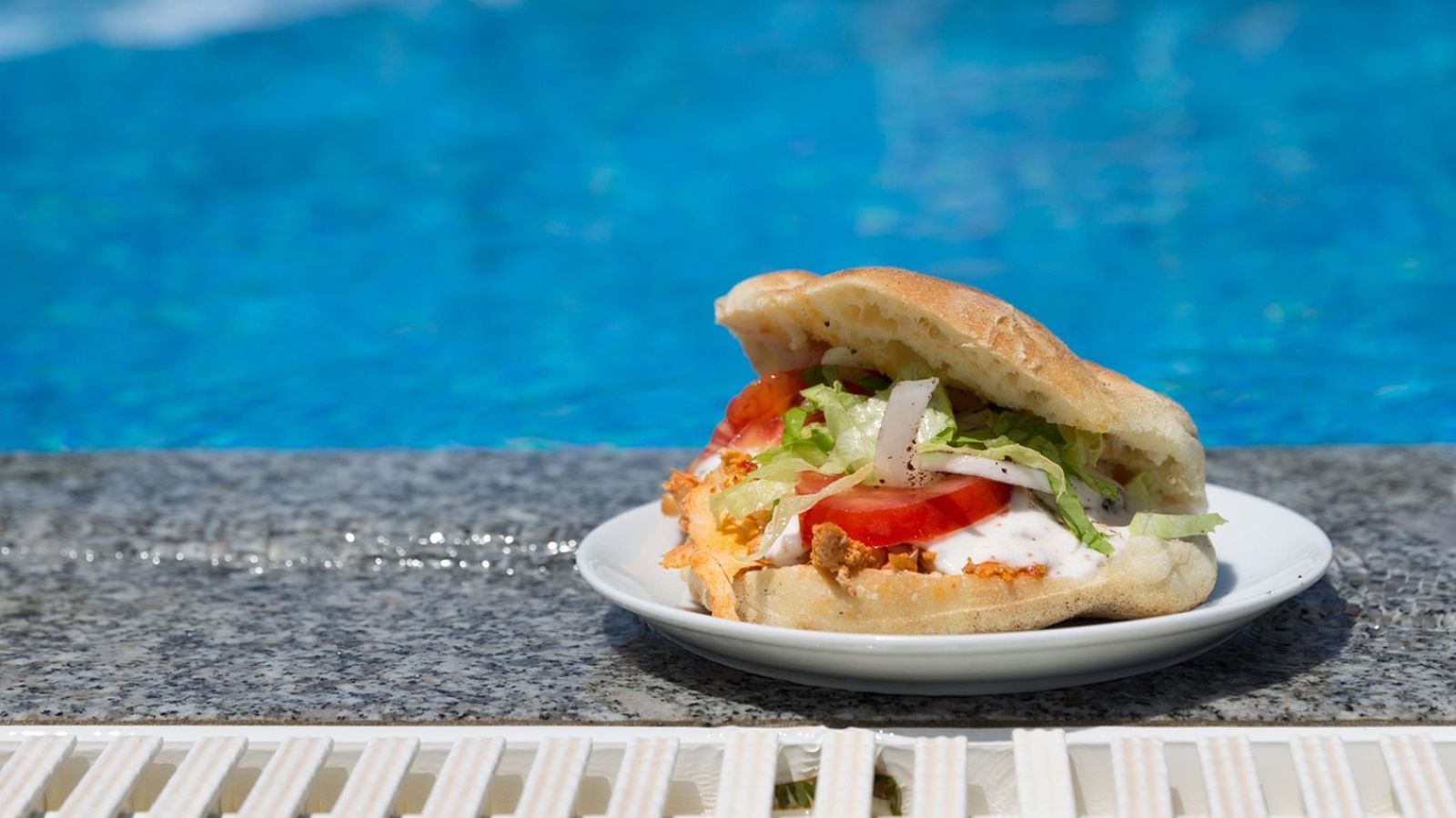 Un bocadillo refrescante y sabroso, listo para devorar al borde de la piscina.