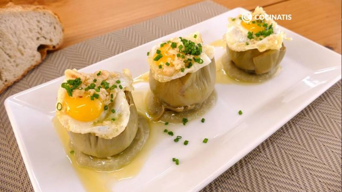 Sirve las alcachofas con el huevo de codorniz, la vinagreta y la crema