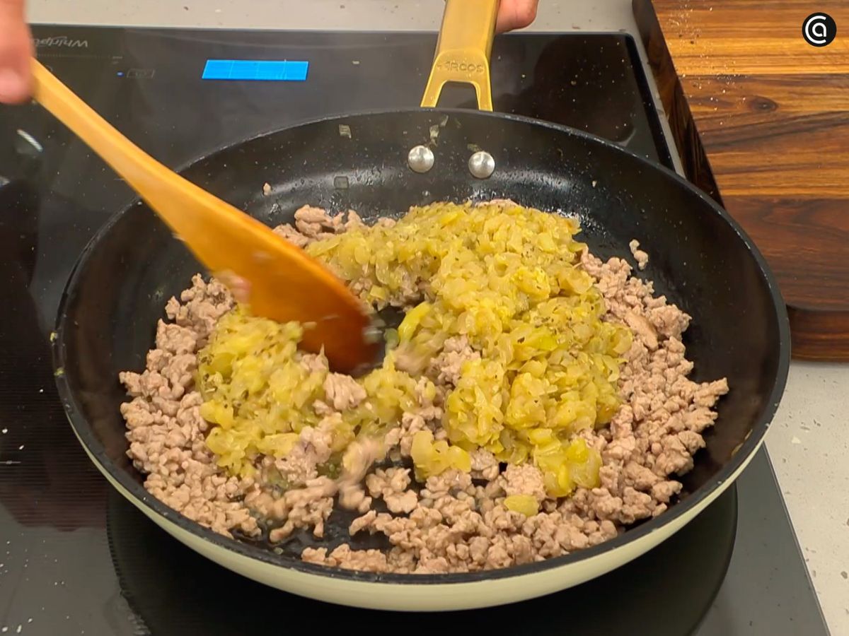 Cocina la carne picada y luego añade las verduras