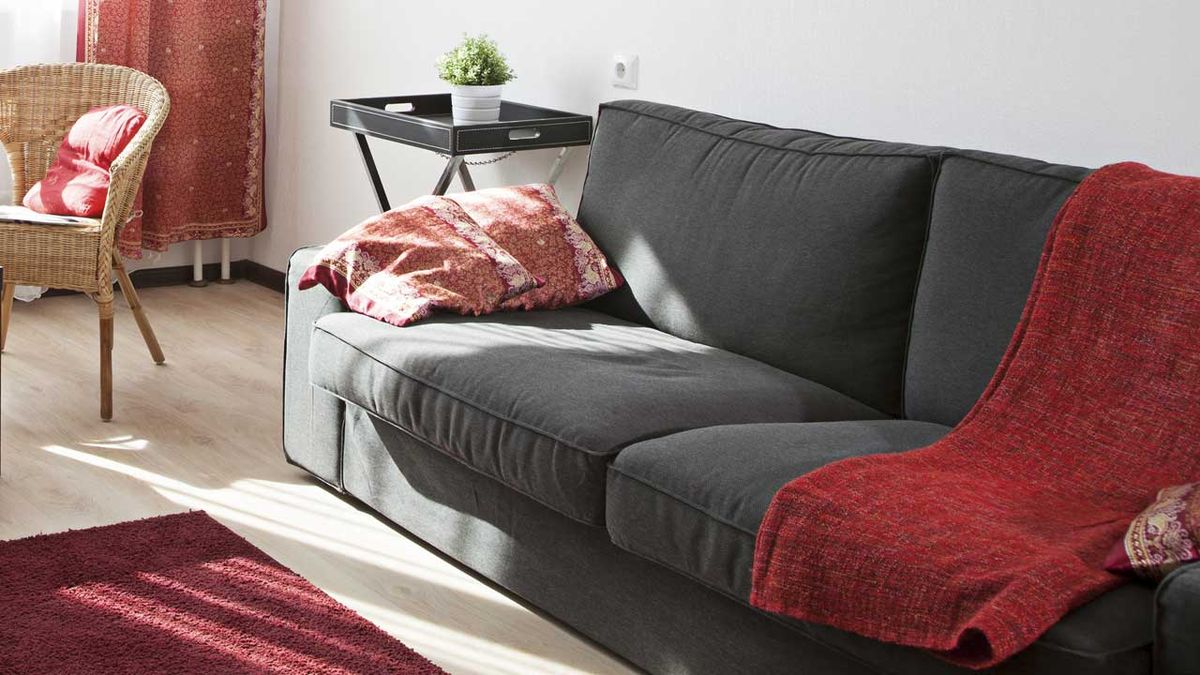Sala de color rojo, gris y beige   sofa