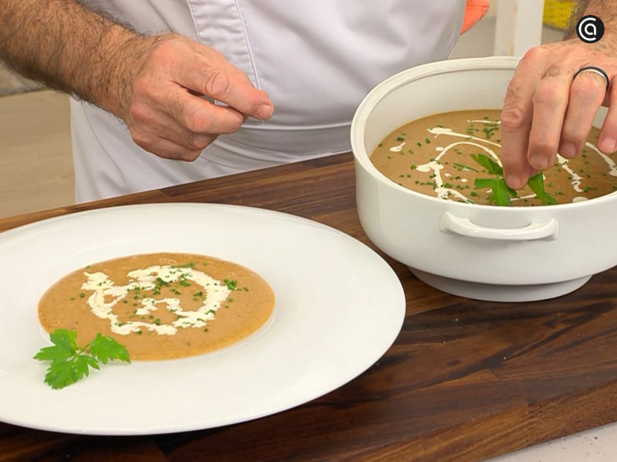Servimos con un toque de nata y cebollino picado.