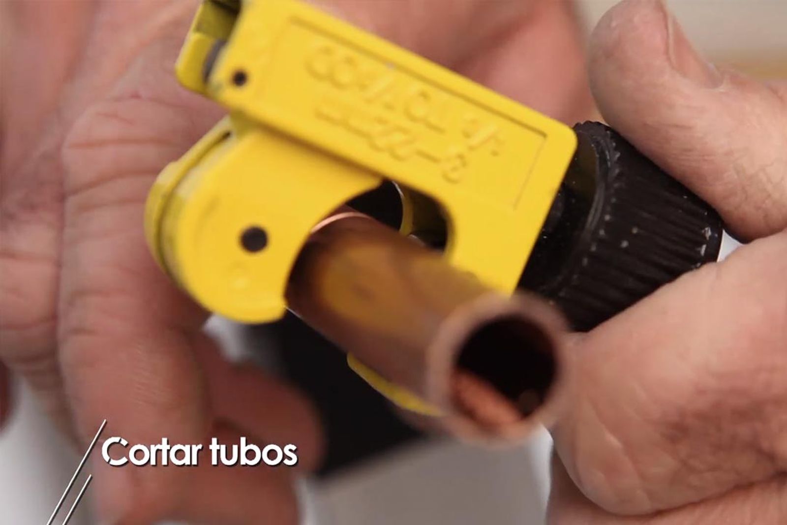 brico 1015 como cortar tuberias cobre paso 4