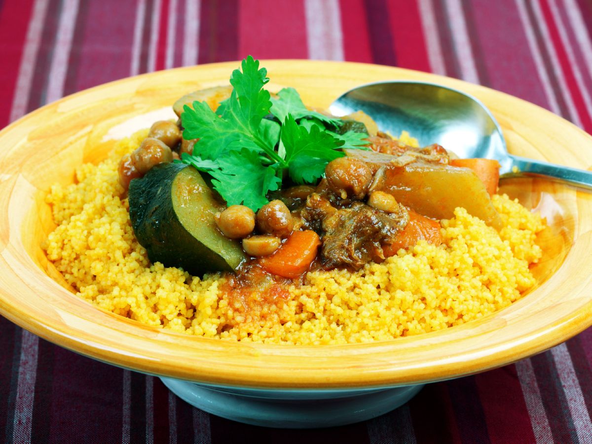 Un clásico del Magreb: cuscús acompañado de verduras, garbanzos y carne especiada.
