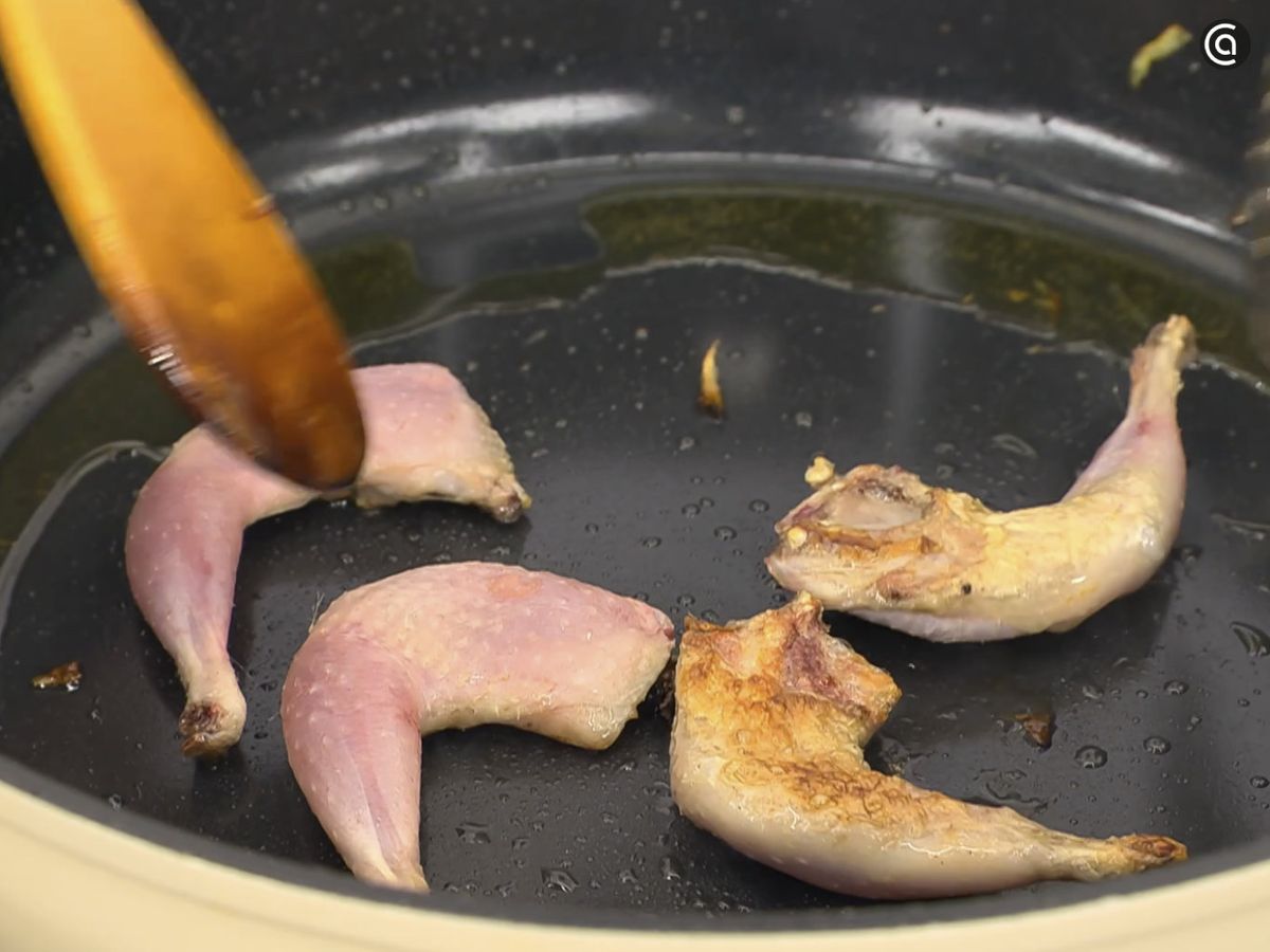 Deja que los muslos de las codornices se doren bien