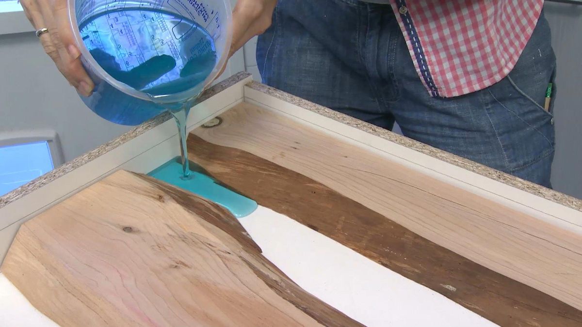 Cuarto de baño verde con encimera de resina paso 3