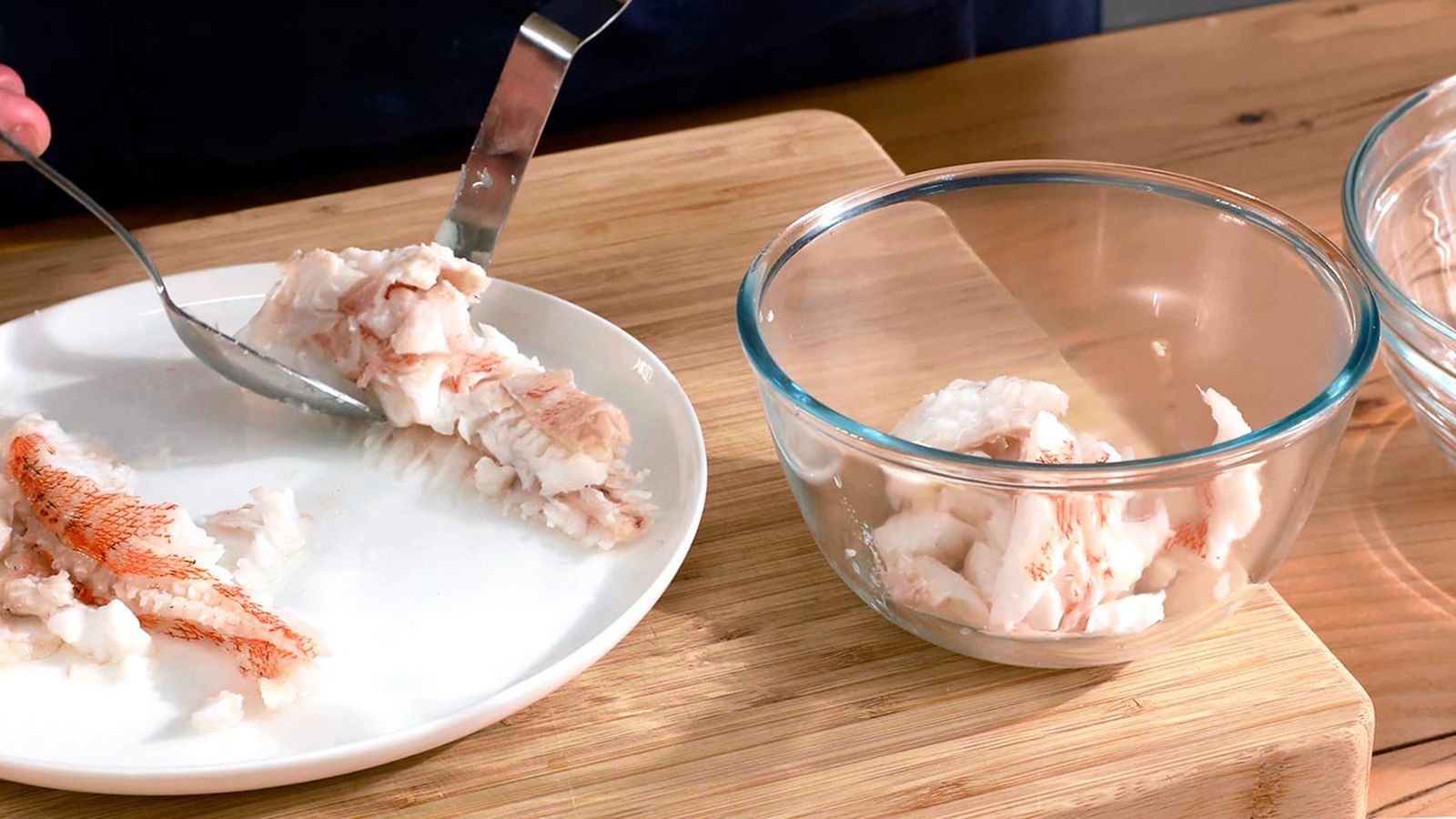 Quita todas las espinas al pescado Receta de pastel de cabracho paso 3