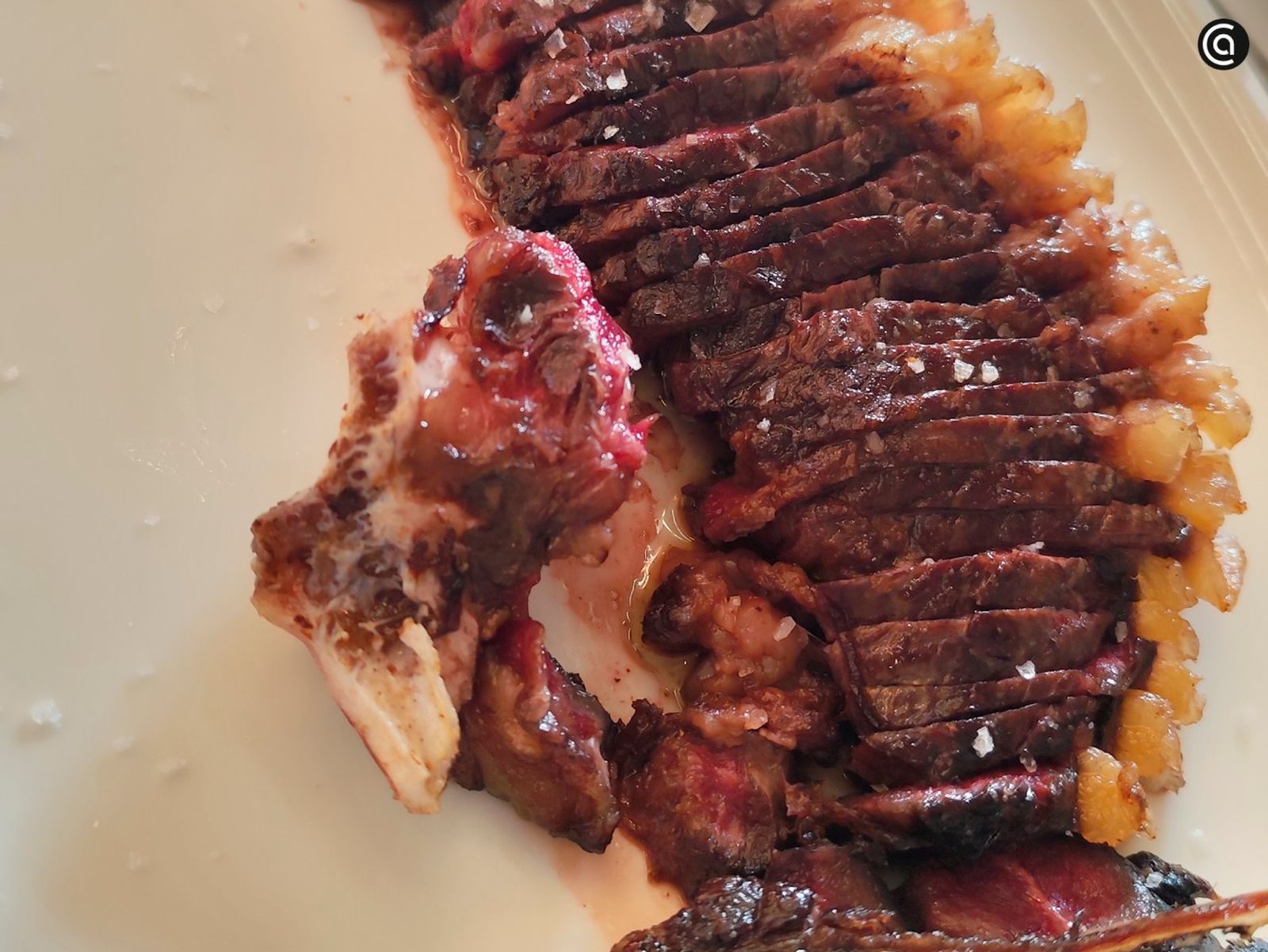 El chuletón de buey es el plato estrella del menú degustación El chuletón de buey es el plato estrella del menú degustación