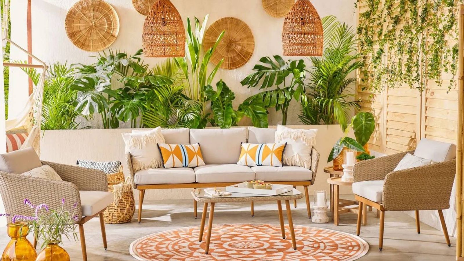 Terraza con muebles modernos decorada con plantas tropicales.