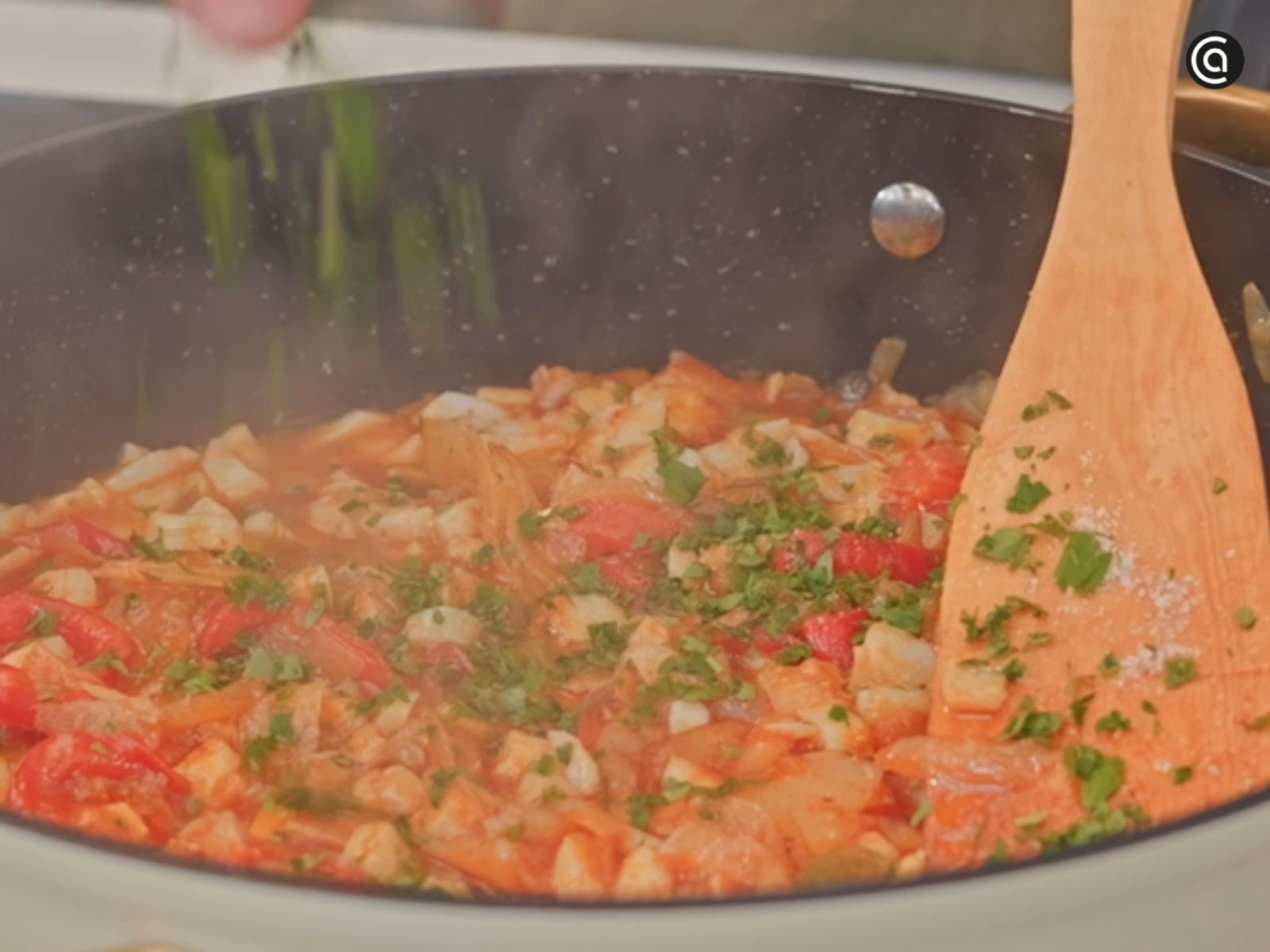 Espolvorea perejil picado, ajusta de sal y deja reposar el guiso antes de servir para que los sabores se asienten.