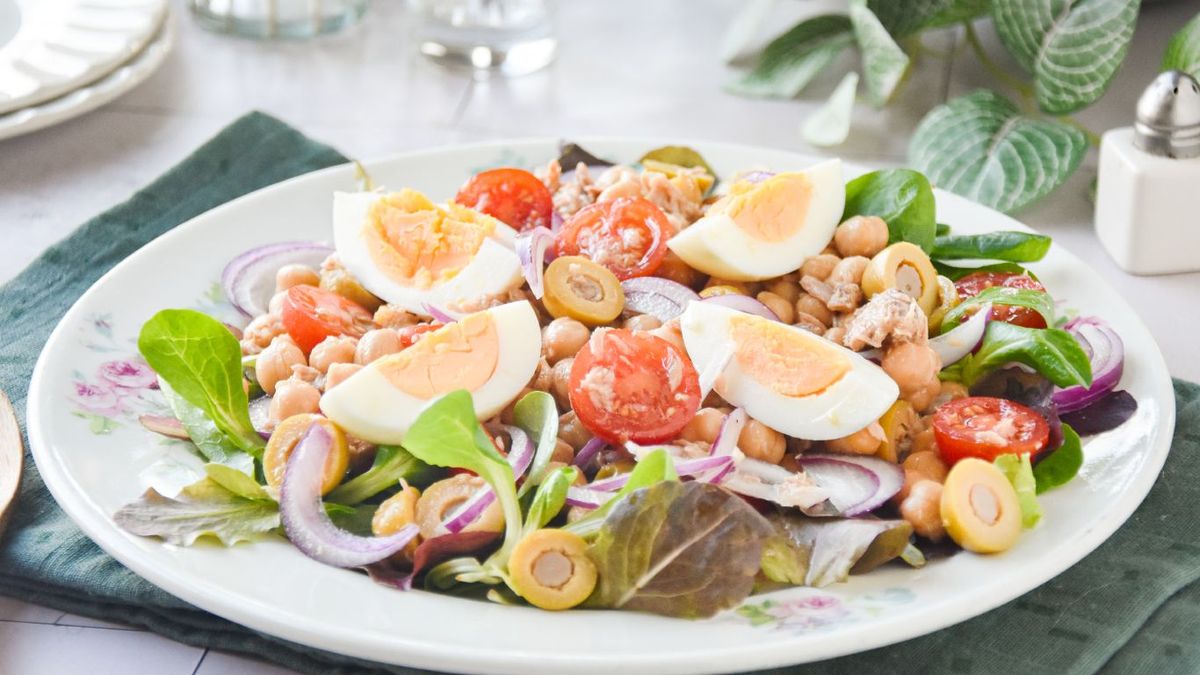 Ensalada de garbanzos con atún y huevo duro