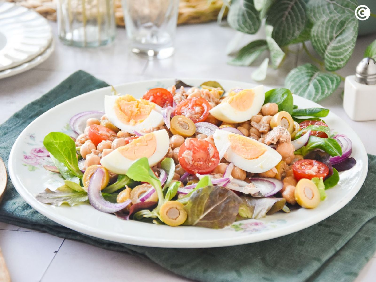 Ensalada de garbanzos con atún y huevo duro