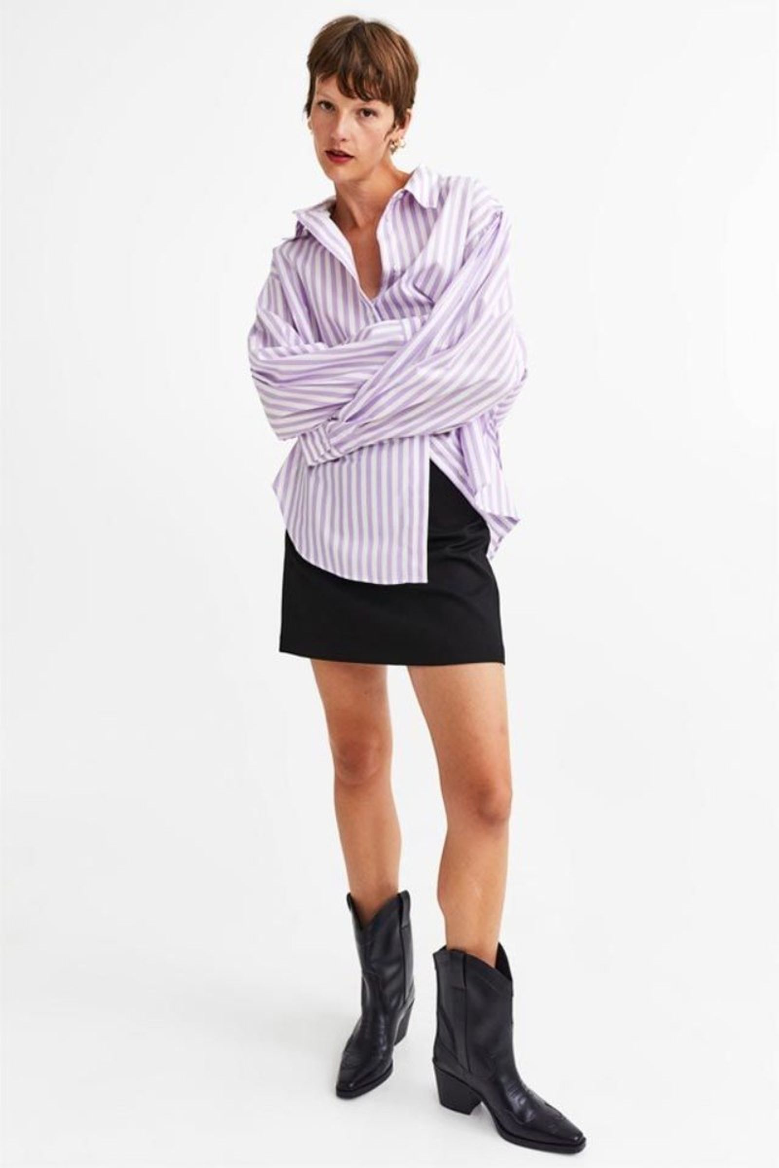 Una falda corta y una camisa oversize son perfectas para llevar con botas cowboy Una falda corta y una camisa oversize son perfectas para llevar con botas cowboy