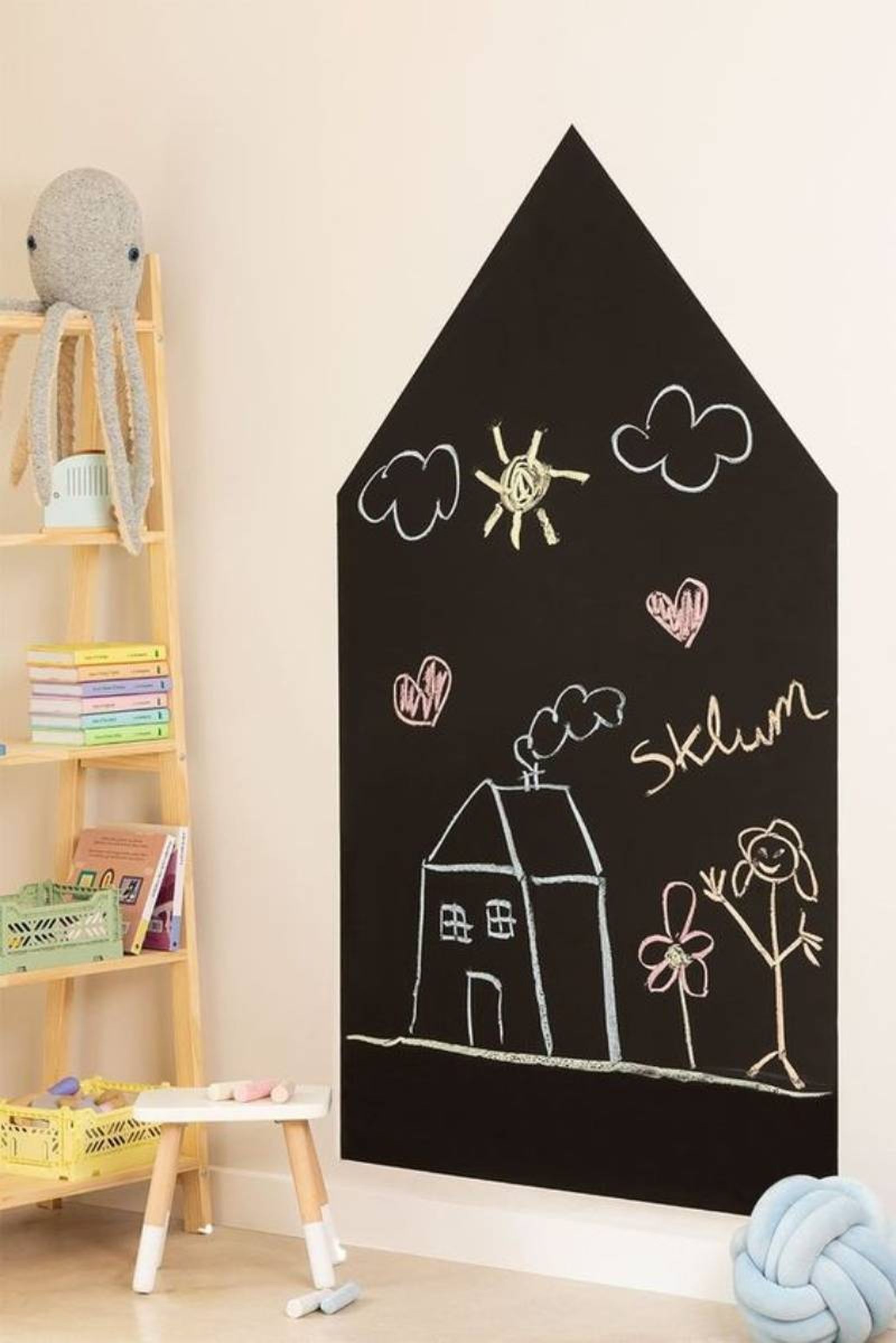 Pizarra con forma de casita en la pared. Pizarra con forma de casita en la pared.