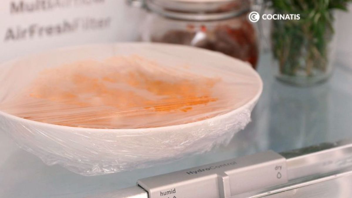 Enfriamos el relleno de las empanadillas de atún en la nevera