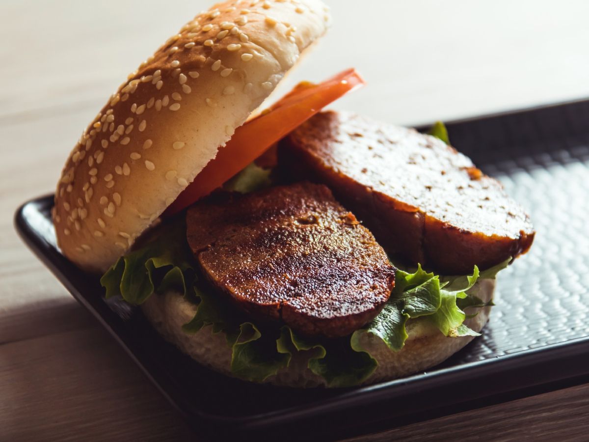 El seitán puede ser el sustituto vegetal de la carne en platos como hamburguesas o bocadillos