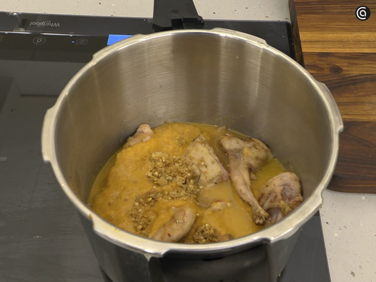 Pon el conejo en la olla rápida, añade la salsa triturada, vino blanco y un poco de agua, y cocina