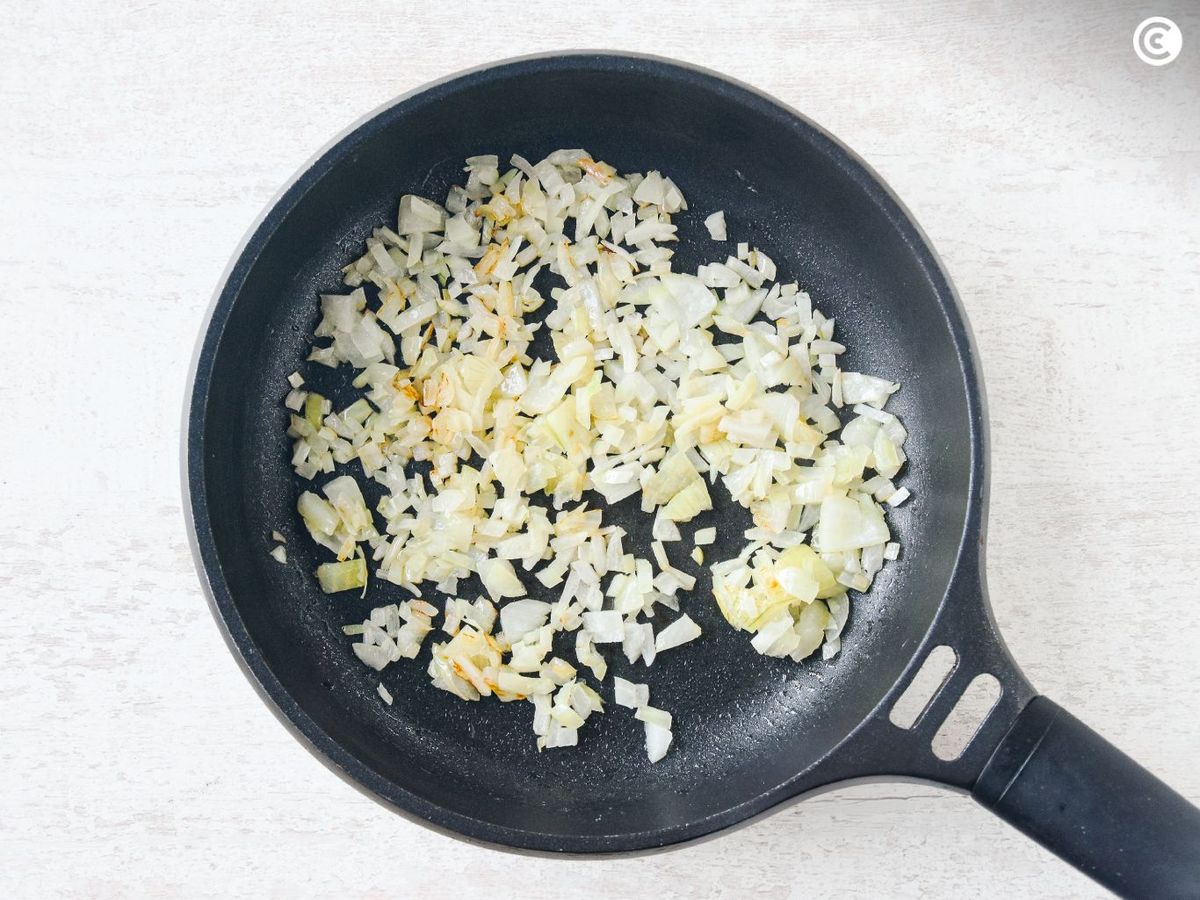 Pochar cebolla para la tortilla de patata y calabacín