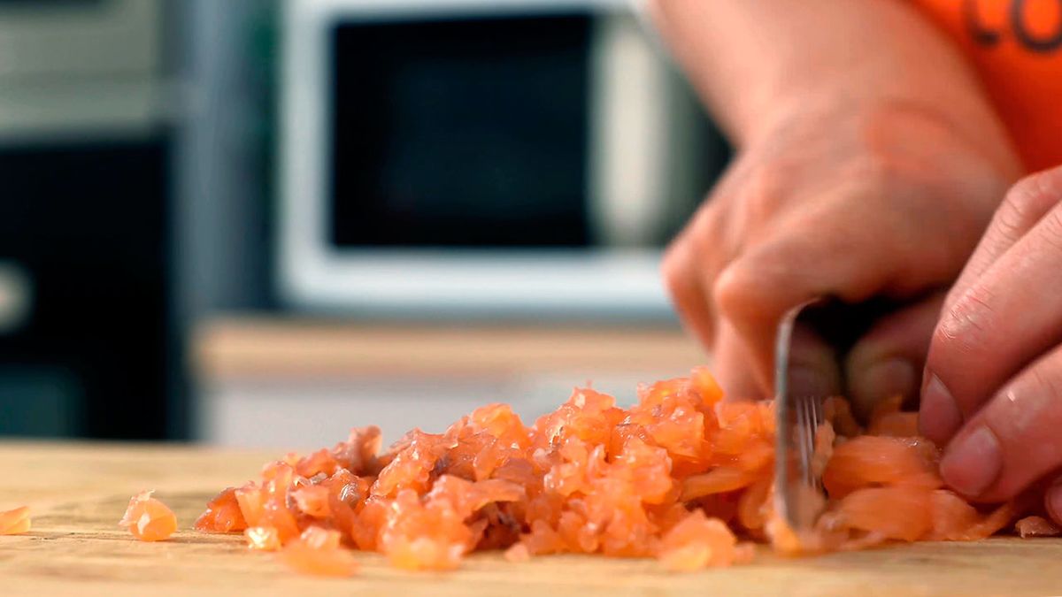 Reecta de empanadillas de salmón ahumado y queso con cebolla caramelizada  paso 2