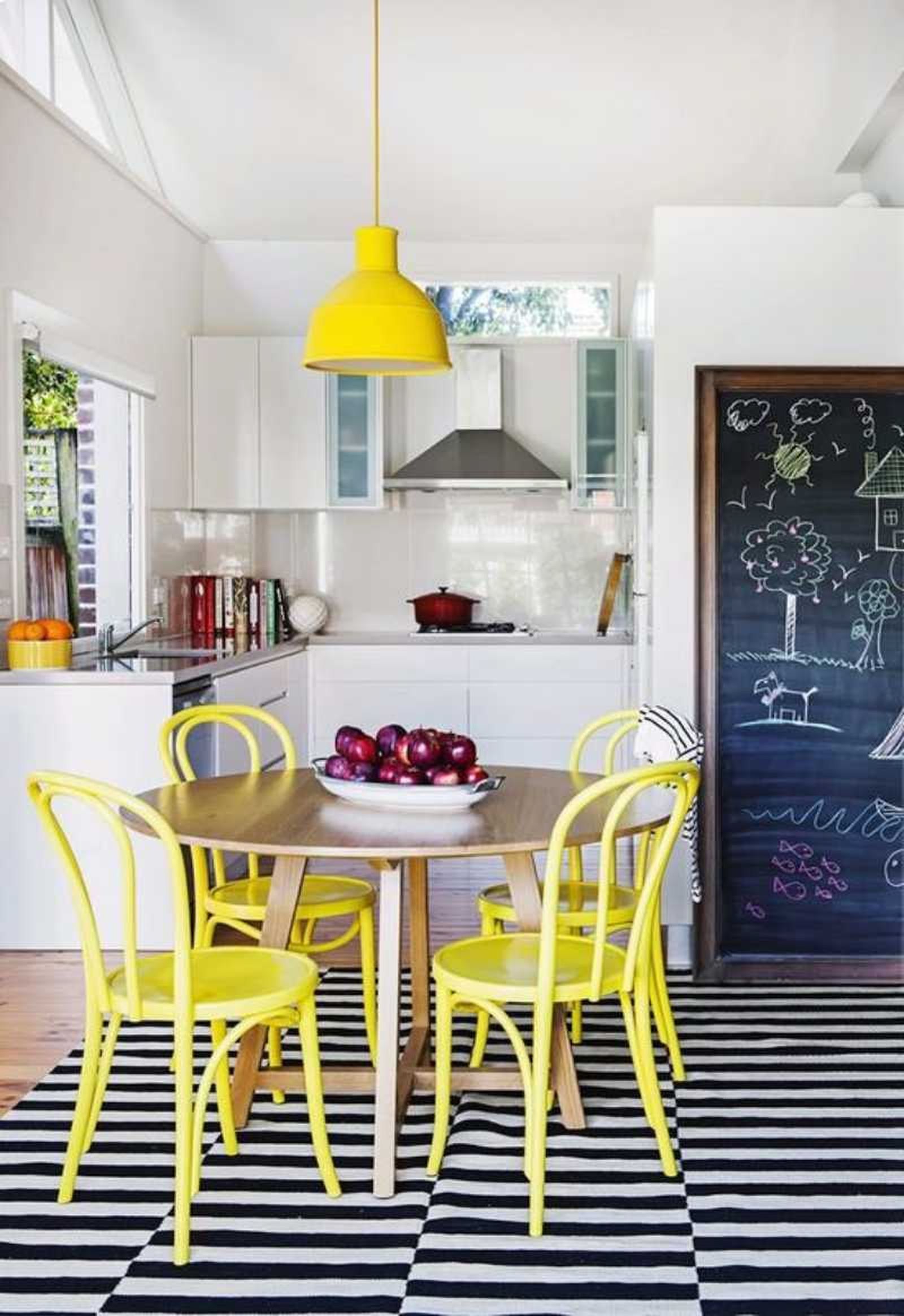 Cocina con sillas amarillas pintadas con pintura a la tiza. Cocina con sillas amarillas pintadas con pintura a la tiza.