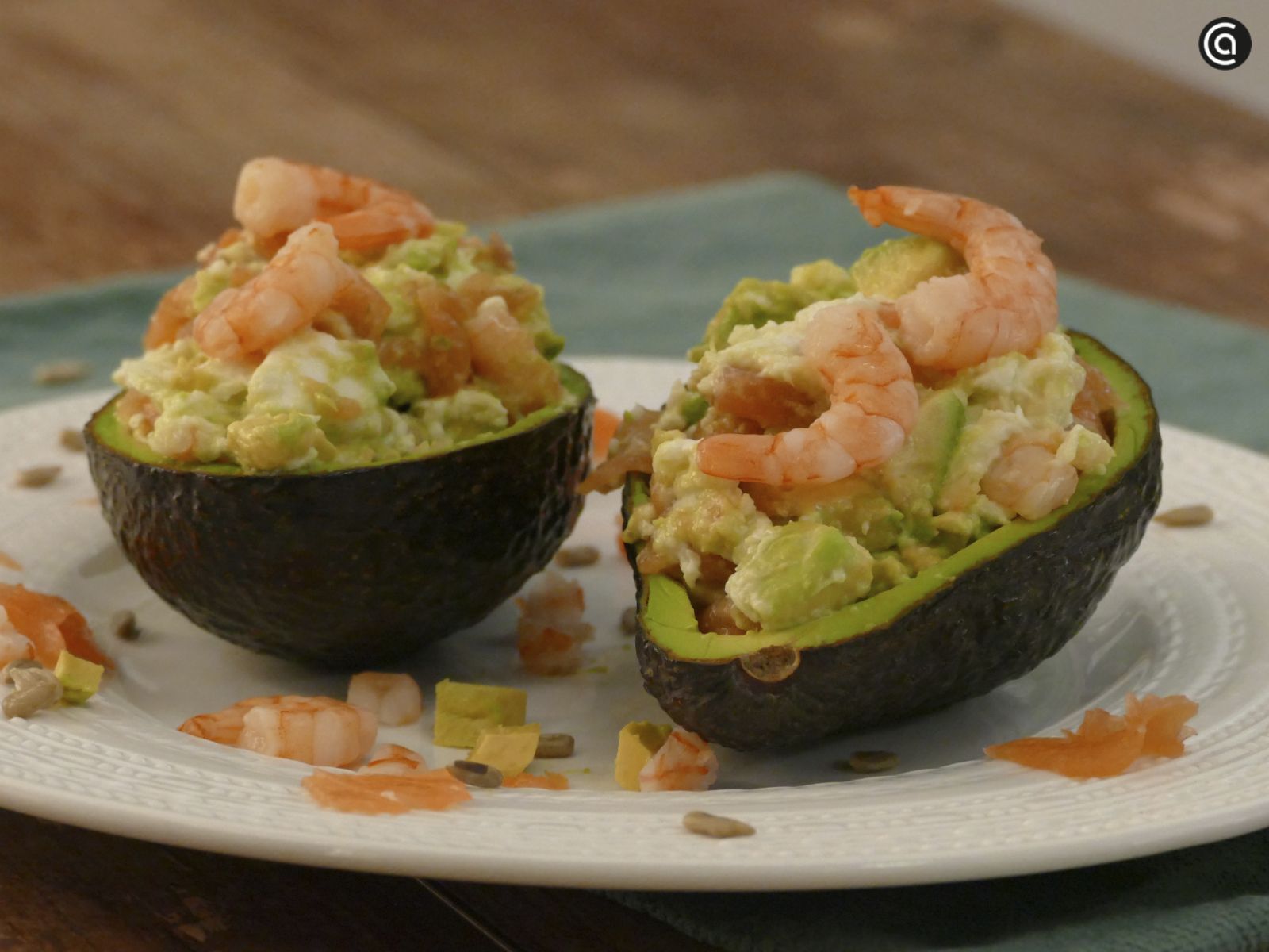 Aguacate relleno de salmón y gambas