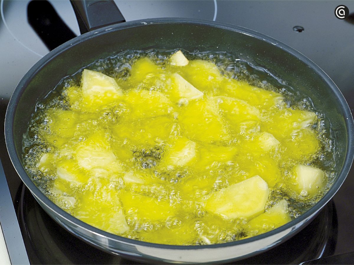 Fríe las patatas en abundante aceite