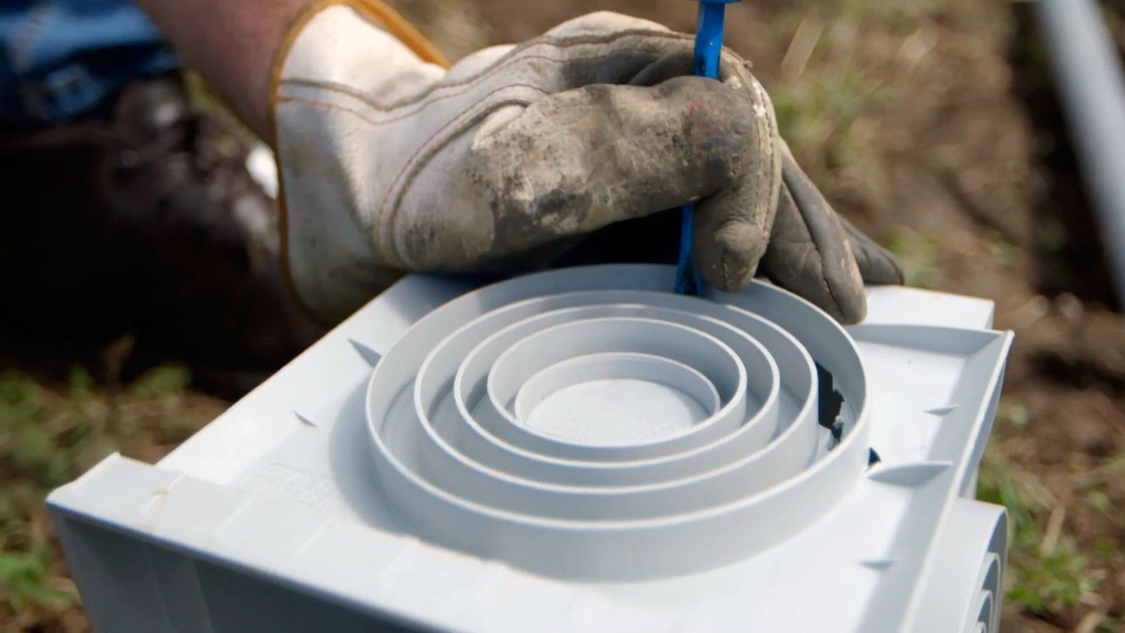 Cómo instalar un desagüe y una arqueta en el jardín paso 4
