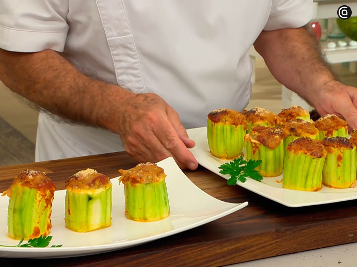 Decora los calabacines rellenos de carne con una hoja de perejil