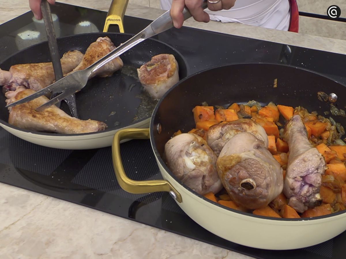 Sazona el pavo y rehógalo hasta que se dore