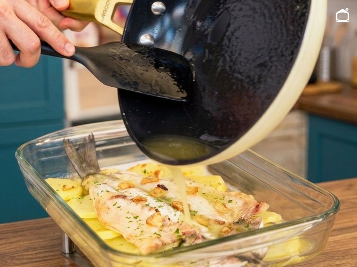 Espolvorea un poco de perejil y reparte la emulsión sobre la lubina