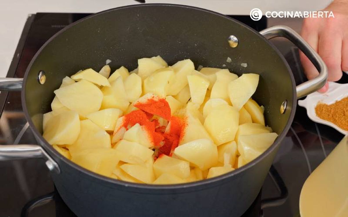 Sofríe el ajo y la cebolla, añade las patatas y el pimentón