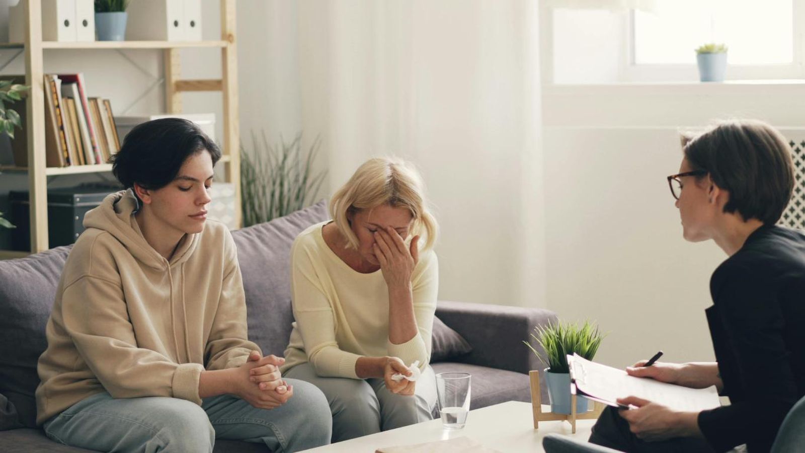 Personas resolviendo asuntos familiares.