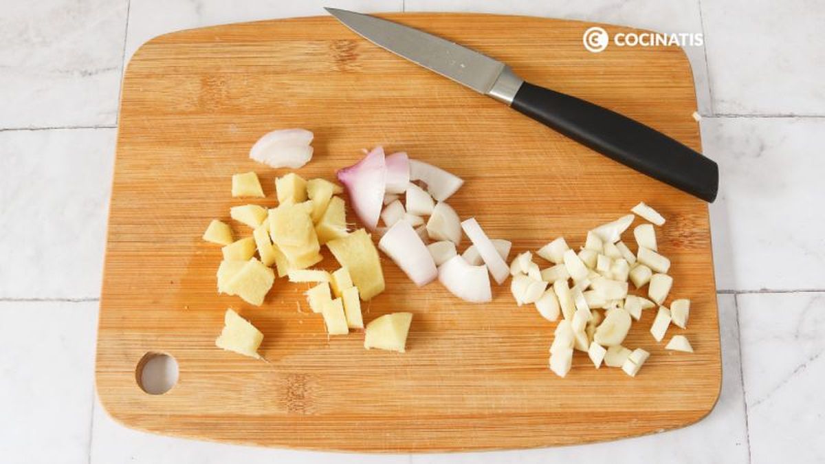 Picamos el jengibre, la cebolla y el ajo