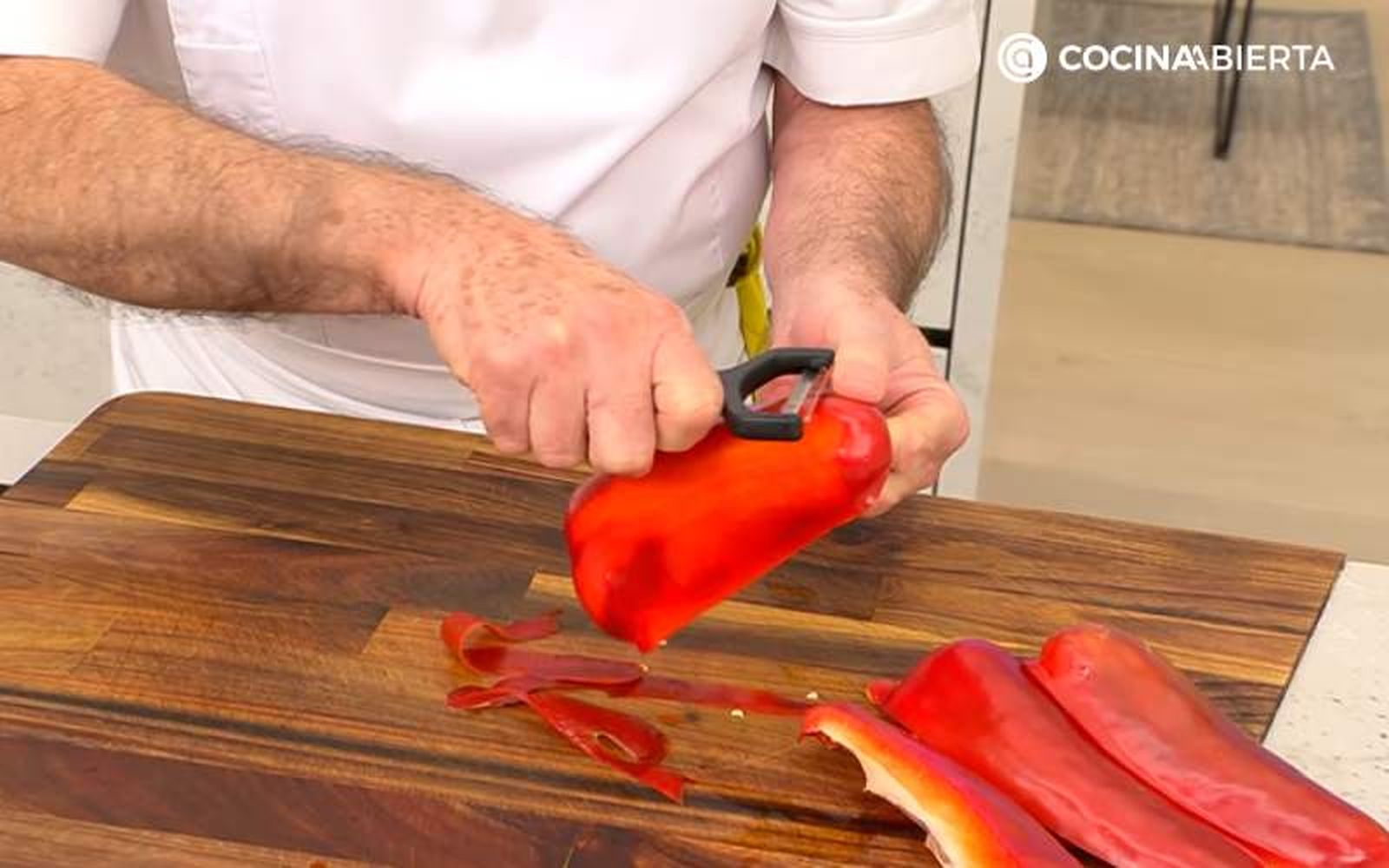 Pela un pimiento con un pelador