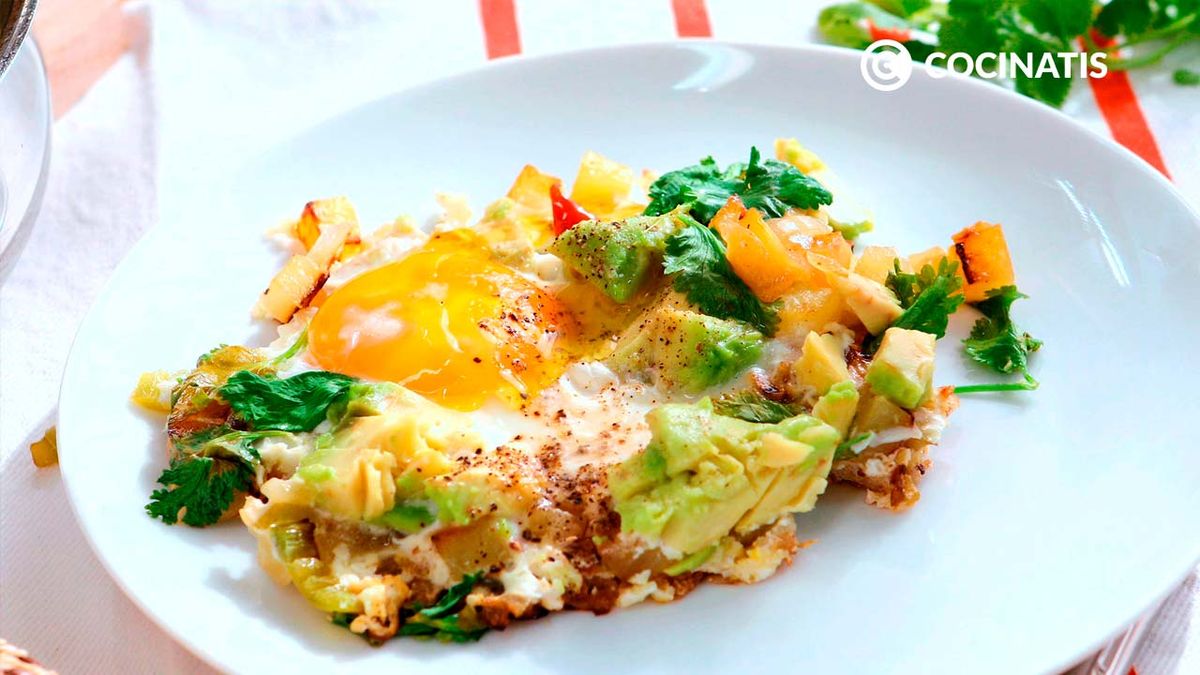 Sartén de patatas, huevos y aguacate