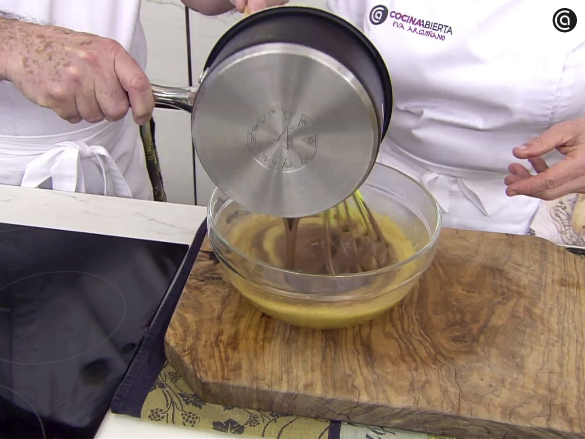 Añade el chocolate fundido en la mezcla