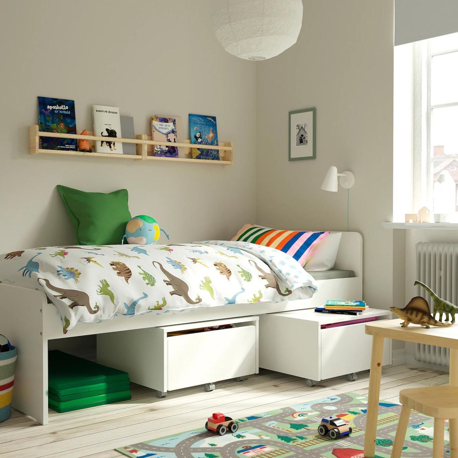 Cama con colcha de dinosaurios. Cama con colcha de dinosaurios.