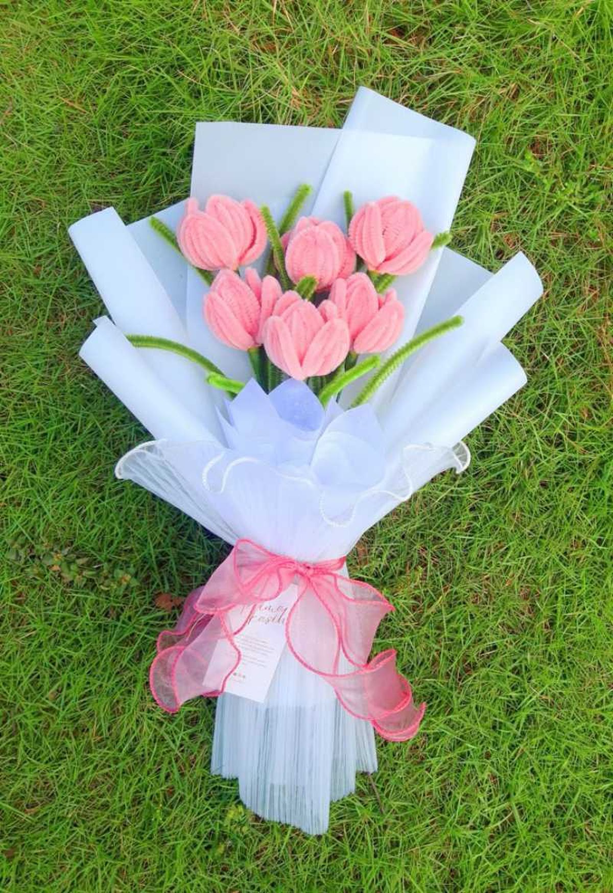 Ramo de tulipanes hechos con limpiapipas.