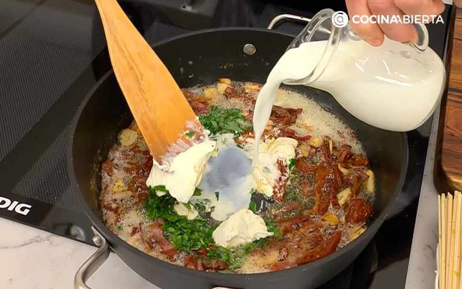 Añade la pasta