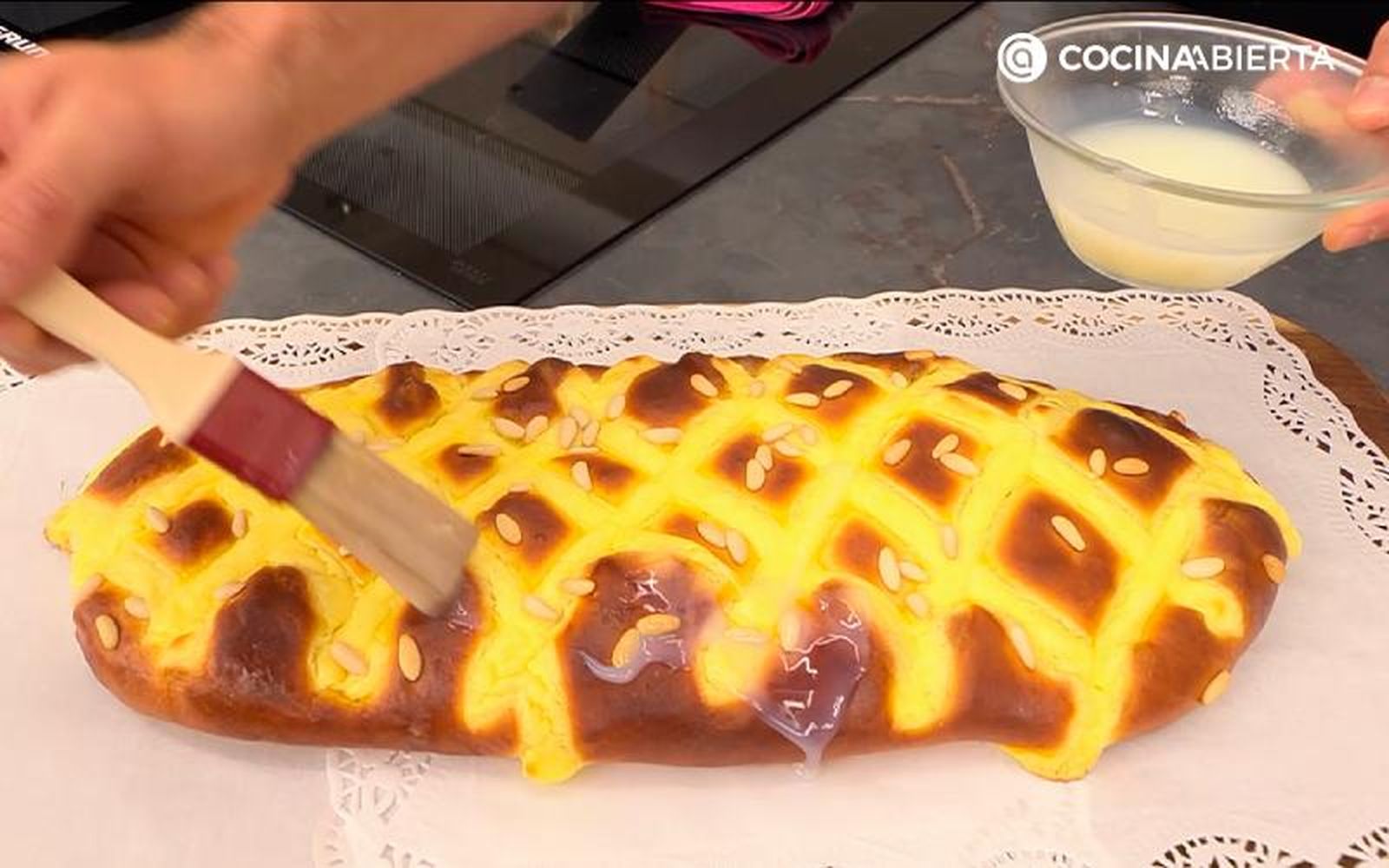 Unta las cocas calientes con una mezcla de leche y azúcar