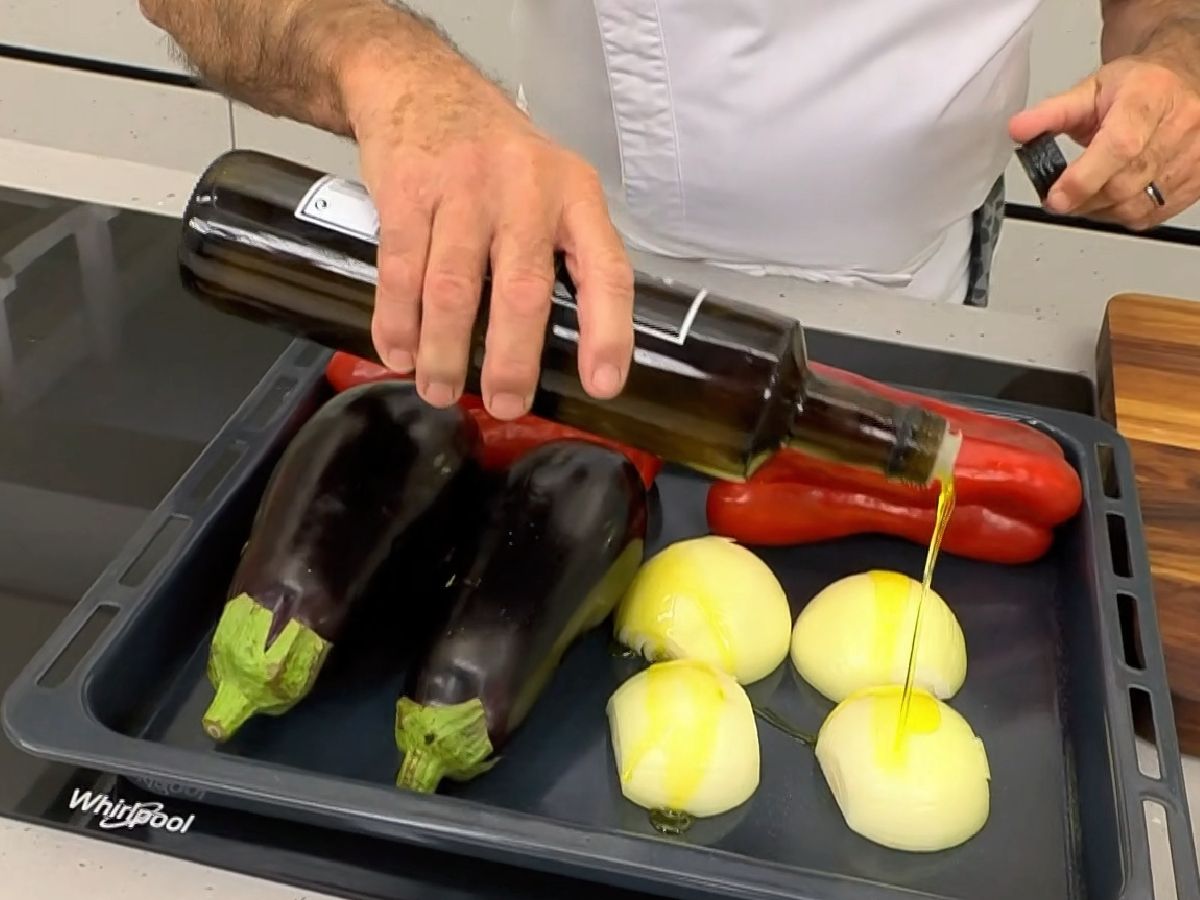 Vierte un chorrito de aceite en las verduras antes de meterlas al horno