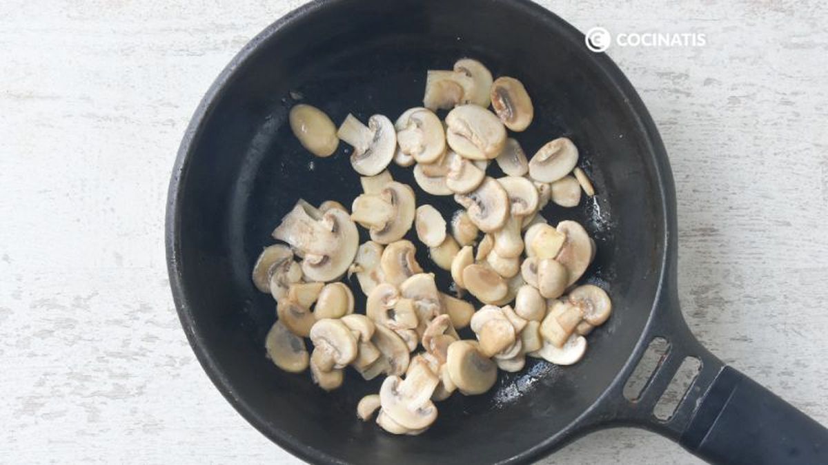 Salteamos los champiñones