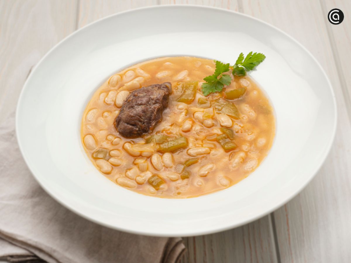 Pochas con carrilleras de cerdo: un guiso de cuchara con carácter, ideal para saborear la textura mantecosa de las pochas frescas.