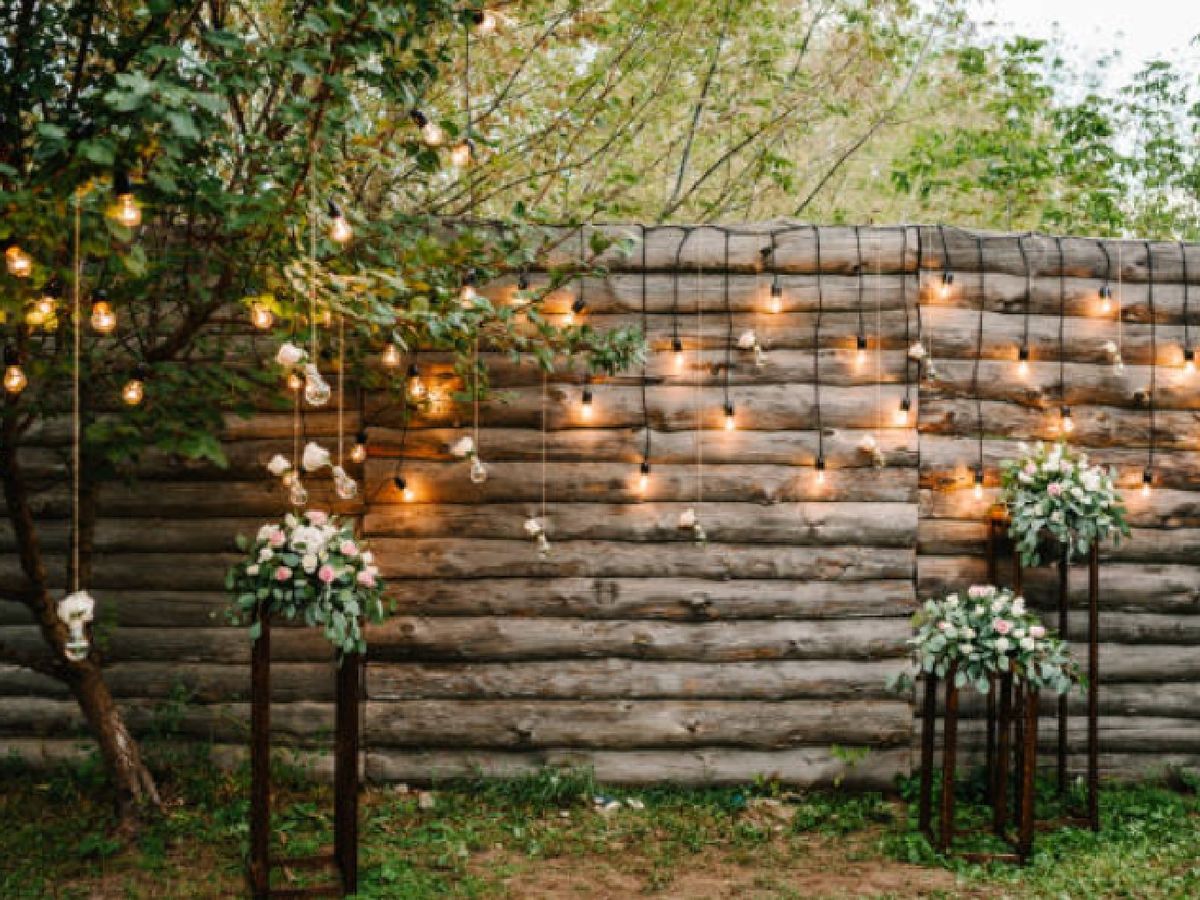 La iluminación cálida es perfecta para un jardín rústico