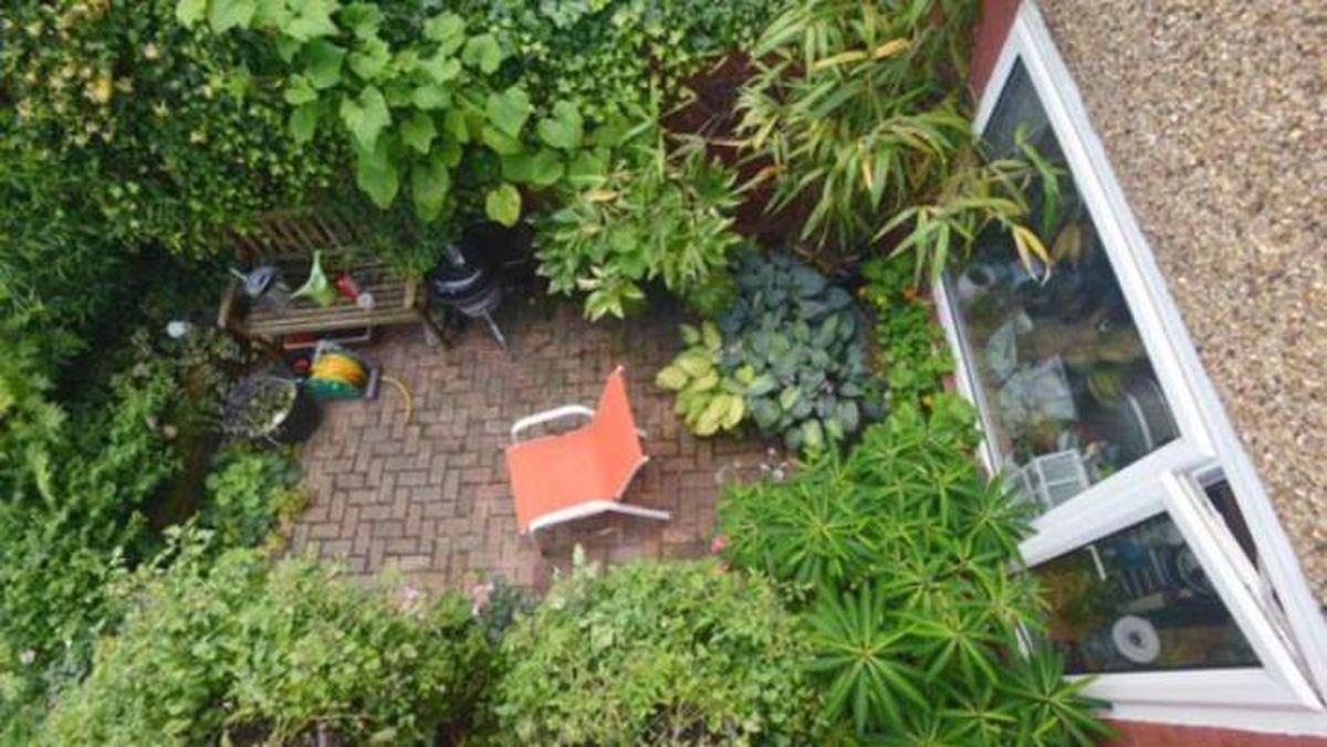 como decorar jardin pequeno demasiadas plantas