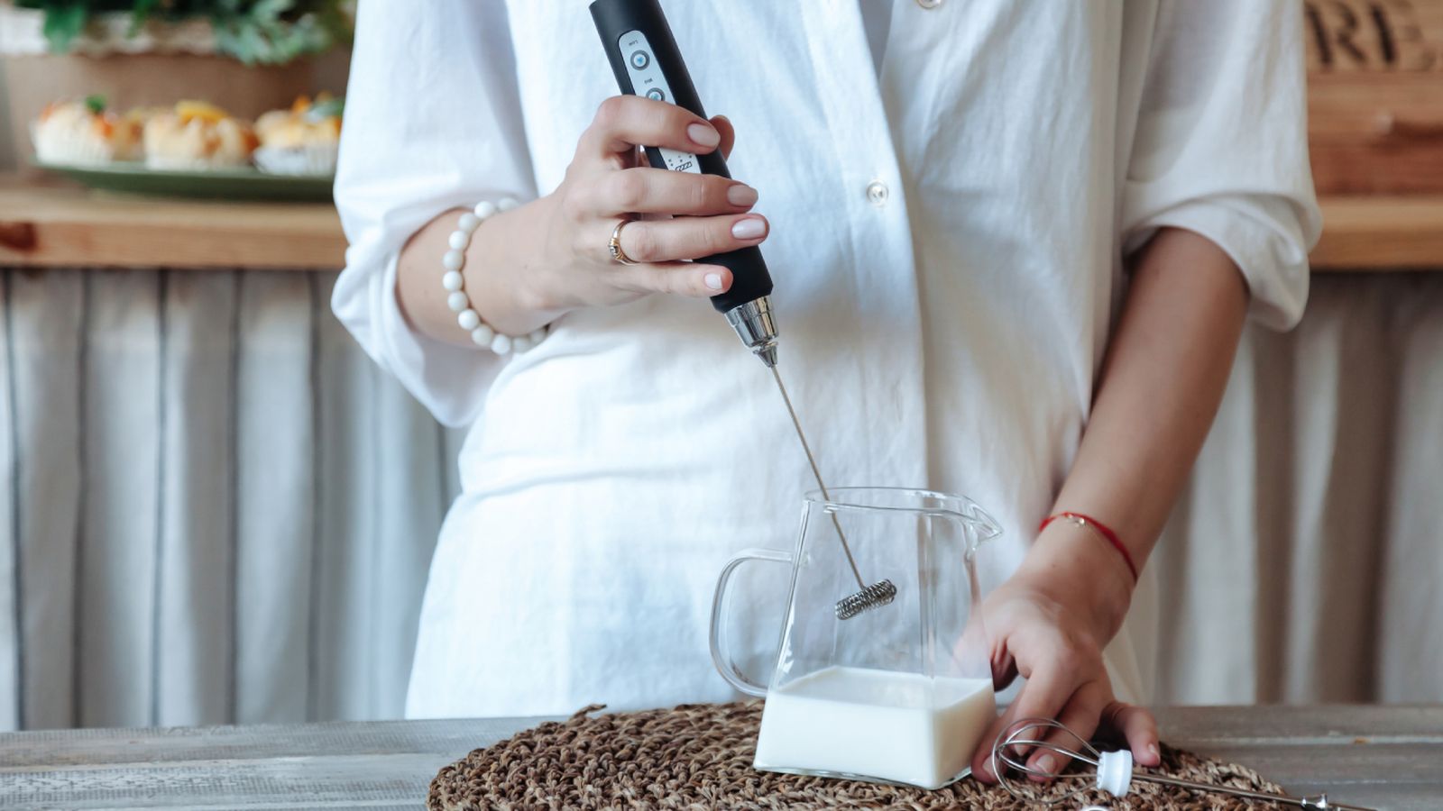 Un espumador de mano es una opción práctica y económica para cremar leche en casa.