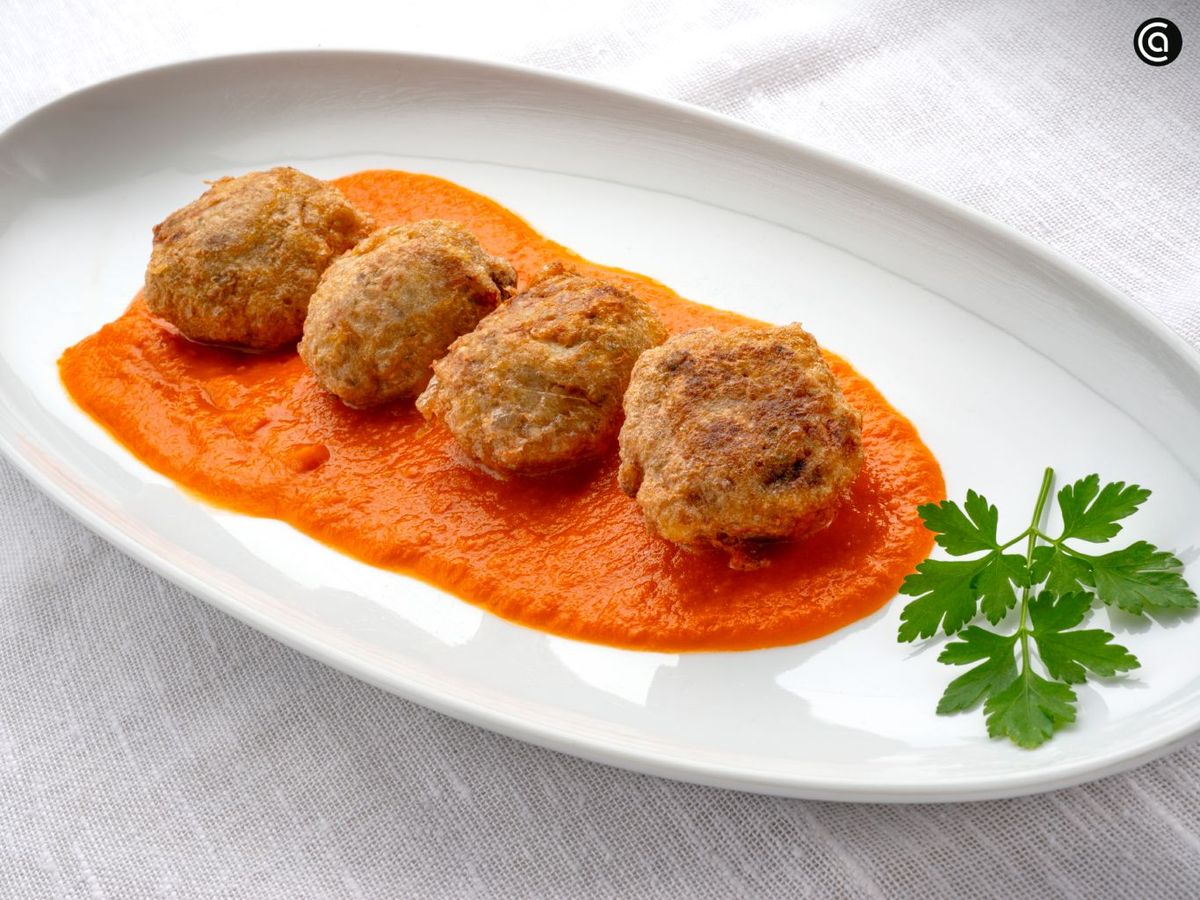 Sirve las albóndigas de Carnaval con la salsa de tomate picante