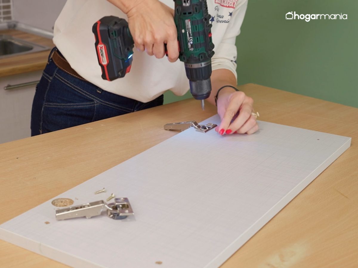 Desmontar las puertas con ayuda del taladro facilita mucho el trabajo y permite aplicar el vinilo con comodidad.